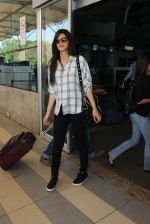 Kriti Sanon snapped at airport in Mumbai on 18th Feb 2016